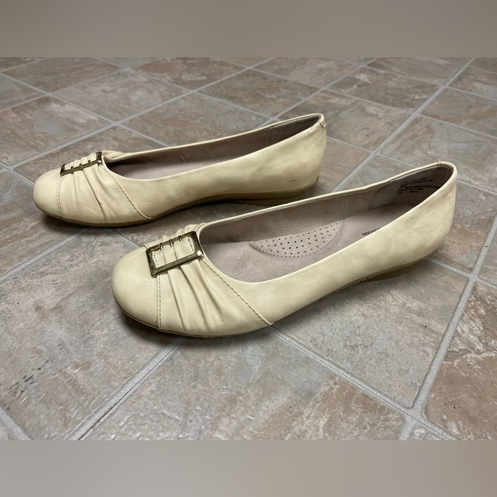 Women’s Cliffs by White Mountain flats. Size 10M. Color: ecru